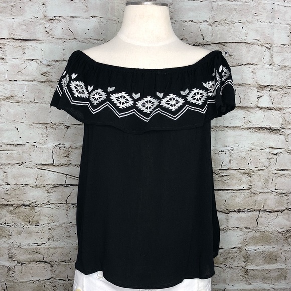 ALYA • Francesca’s Collection Top - Picture 1 of 8